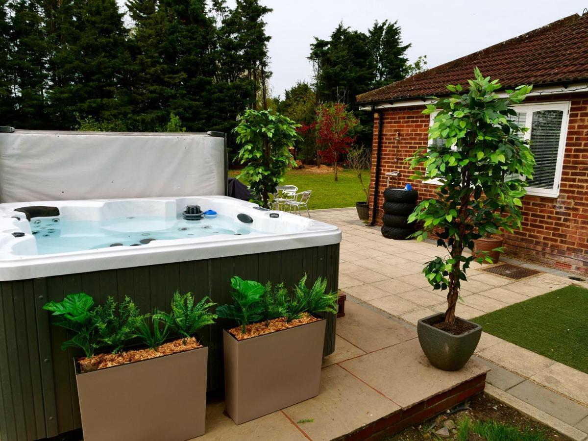 Deluxe 4 5 Bed Hot Tub Cinema Room 15 Saffron Walden Exterior photo